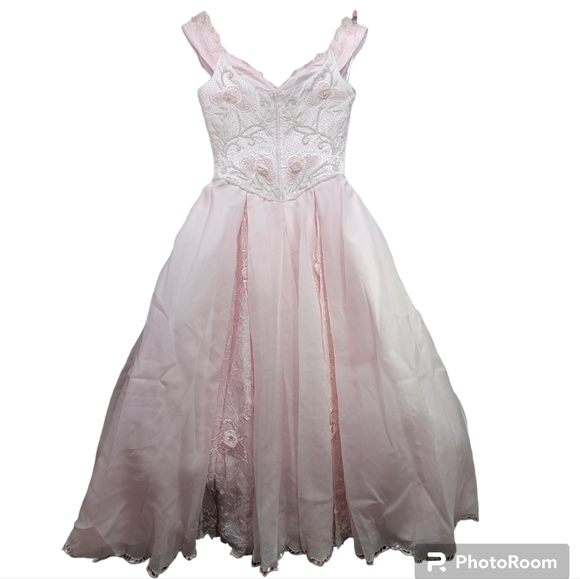 ☆ Boutiqe size 18 bridal maxi gown pink A line embroidered and sequence pink - Picture 11 of 12